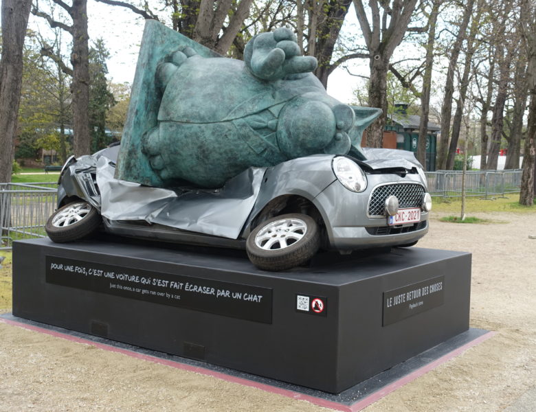 Le Chat Déambule sur les Champs Elysées