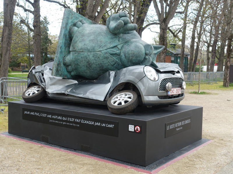 Le Chat Déambule sur les Champs Elysées