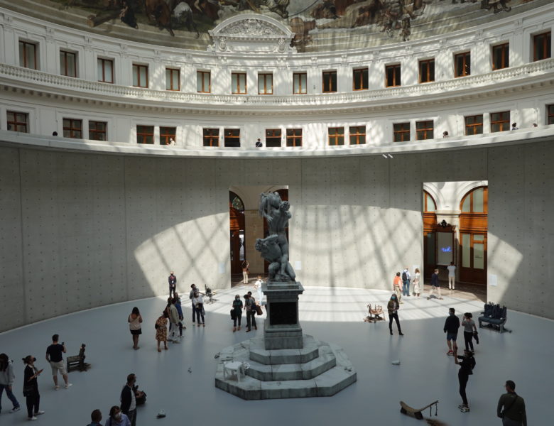 Première visite à la Bourse du Commerce pour l’exposition Ouverture