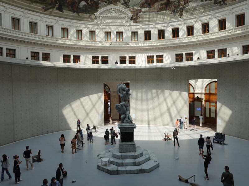 Première visite à la Bourse du Commerce pour l’exposition Ouverture