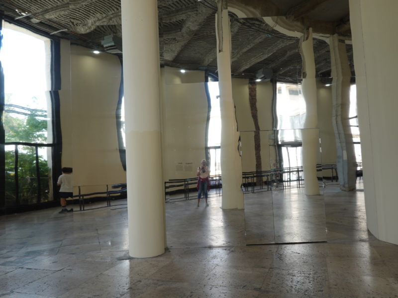 Anne Imhof au Palais de Tokyo : une étrange déambulation