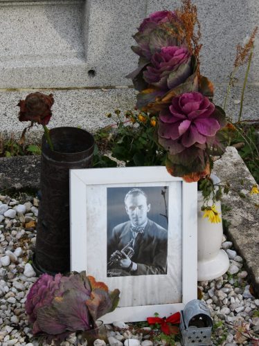 La tombe de Boris Vian est incroyablement discrète. Juste une photo, souvent renversée ...