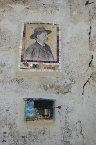 Une boîte à musique joue "le temps des cerises"