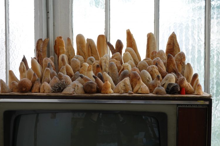 Mirella Rosner travaille avec des croûtons  ... parexemple..