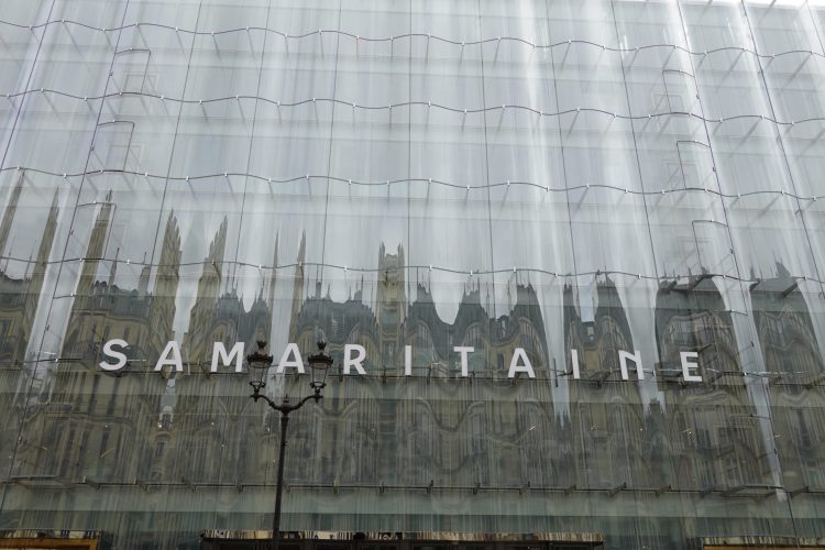 reflètant cependant les vieux bâtiments parisiens,