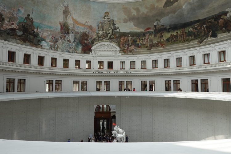 La splendide fresque du plafond rend hommage aux technologies industrielles et, de façon très colonialiste, aux commerces avec les différentes régions du monde