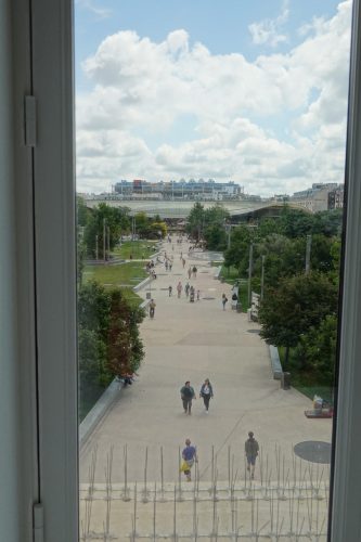 Les ouvertures vers l'extérieur offrent des vues inhabituelles sur la Canopée des Halles et Beaubourg juste derrière